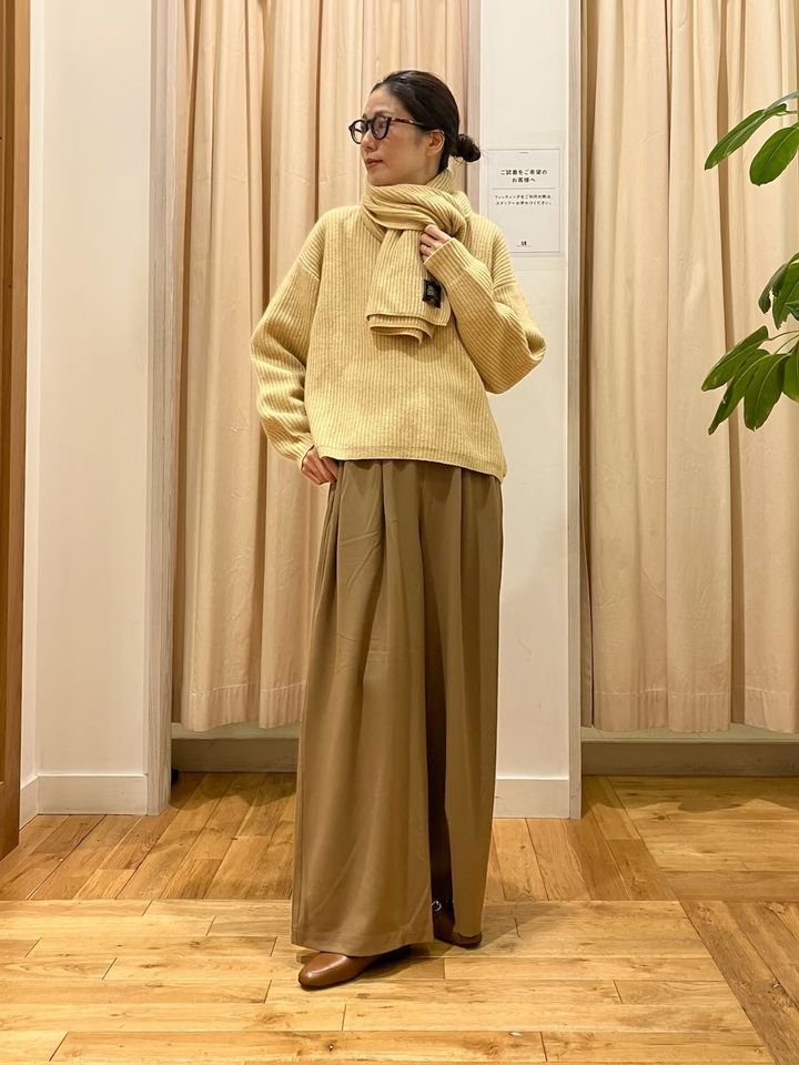 ニットとマフラーを揃えてセットアップ風に