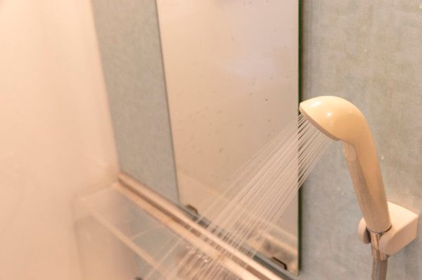 リラックス入浴のコツ1：洗面所の明かりで入浴＆深呼吸