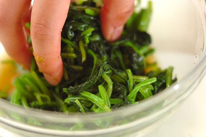 ごま油香る！無限に食べられる ほうれん草のナムルの作り方1