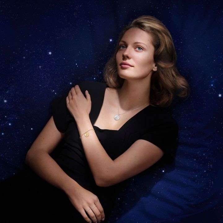 左 ゾディアック アクアリィ（水瓶座） ブレスレット（YG）￥451,000 ゾディアック メダル アクアリィ（水瓶座）（WG）￥445,500 フォルサ チェーン 50cm（WG）￥210,100