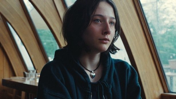 【写真】父と、父の旧友と三人でキャンプに出かけた17歳の少女サム(リリー・コリアス) (C)2024 Hey Bear LLC.