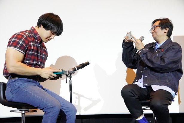 「めっちゃ緊張する」という青木を、行定監督が撮影！