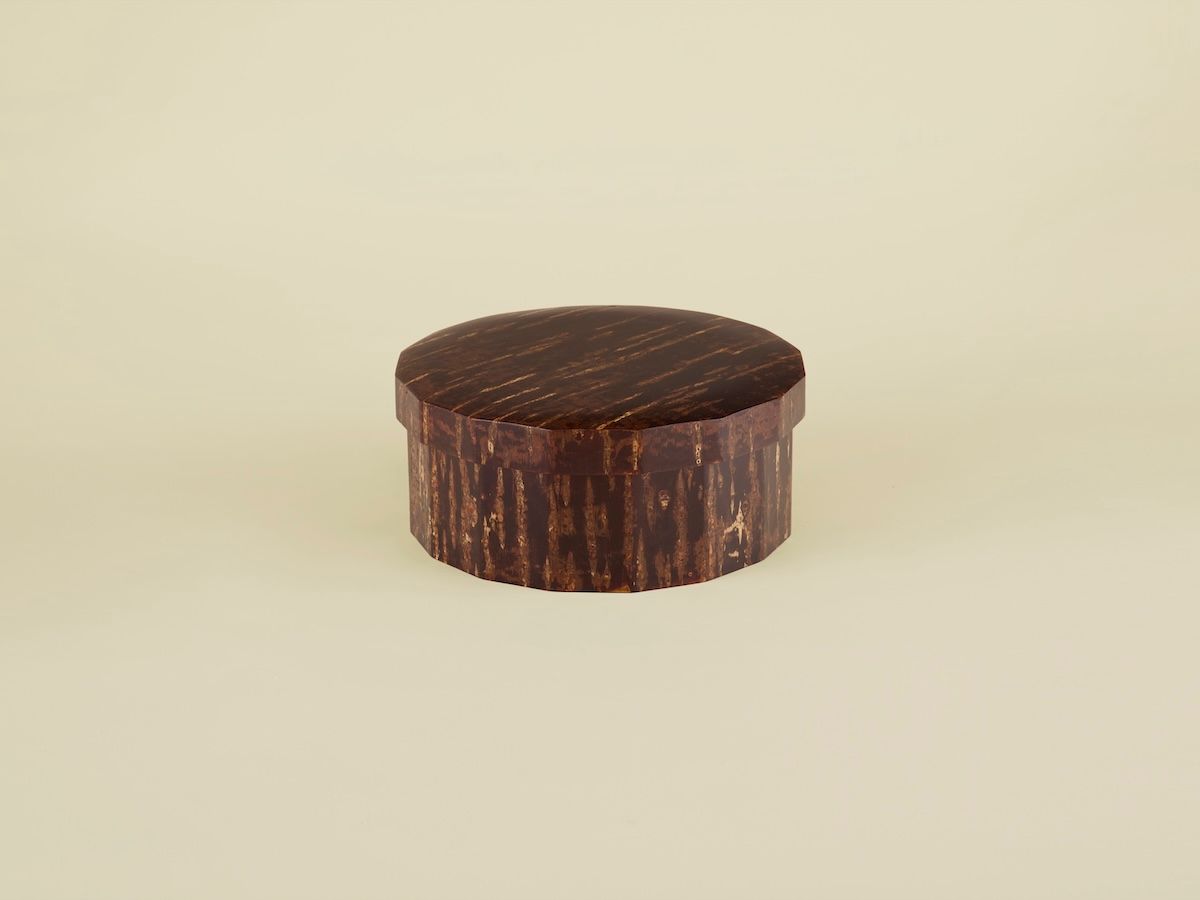 デスク周りの収納にも使える、秋田県の伝統工芸・桜皮細工の茶櫃。Web