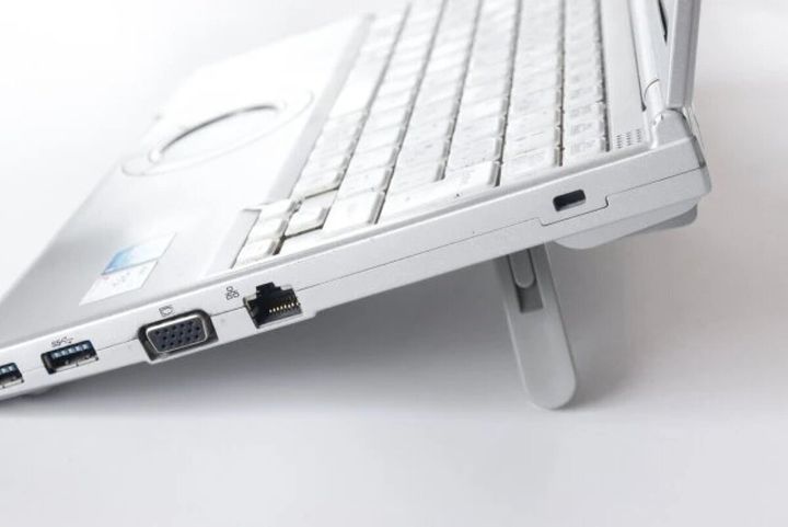 ダイソー ノートパソコン用折りたたみスタンド 貼り付けタイプ 使用例