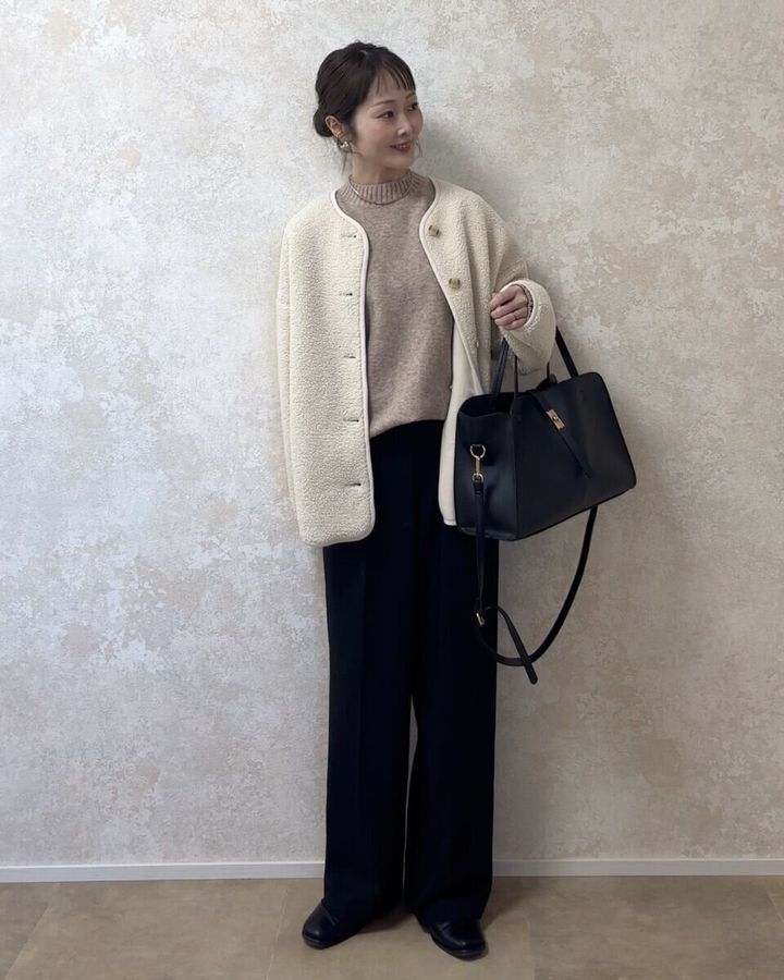 ユニクロスフレヤーンクルーネックセーターと黒タックワイドパンツの大人カジュアルコーデ