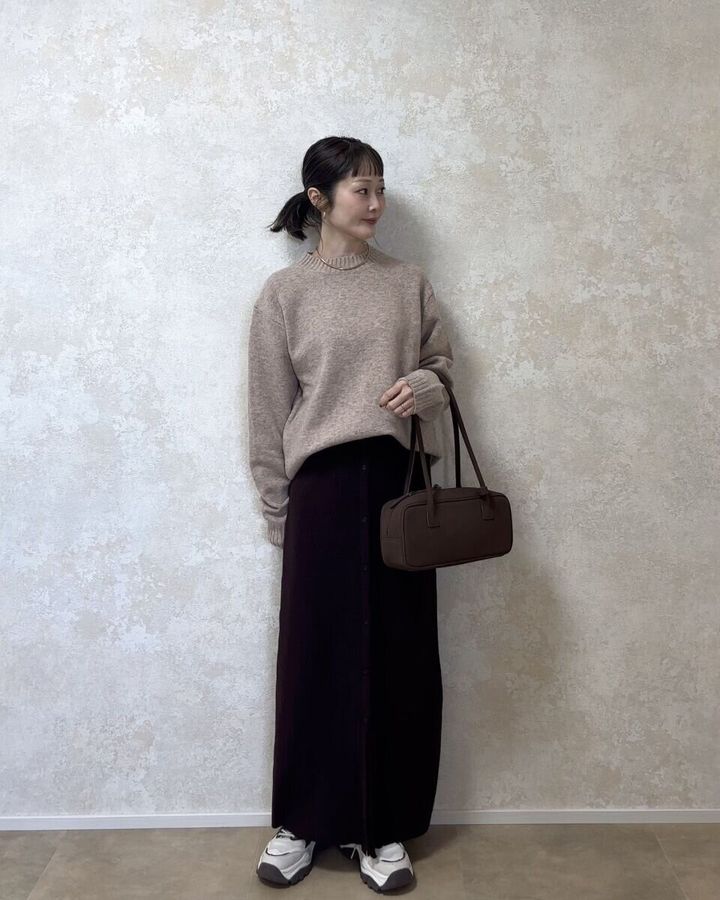 ユニクロスフレヤーンクルーネックセーター ブラウンのグラデーションコーデ