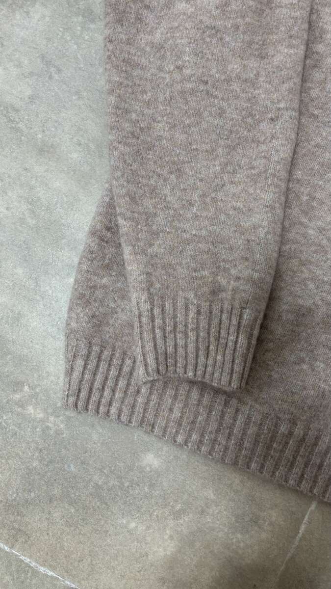 ユニクロスフレヤーンクルーネックセーター 袖周り