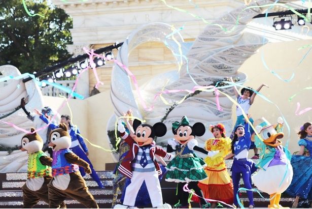 カラフルなリボンが舞う中、ポーズを決めるディズニーの仲間たち