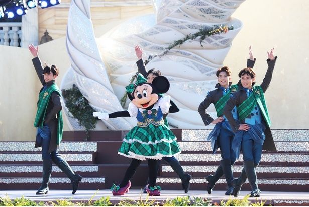 キレキレのアイリッシュダンスで魅了するミニーマウス