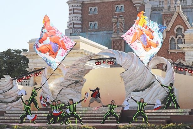 赤いパワードスーツを着たベイマックスの大旗もかっこいい！