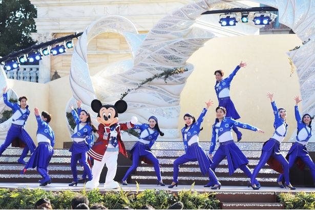 ミッキーマウスのクールなダンスとともに、ショーがスタート！