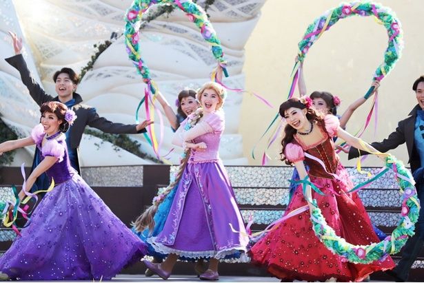 ラプンツェルのパートでは花のアーチを持ったダンサーも登場し、華やかにパフォーマンス