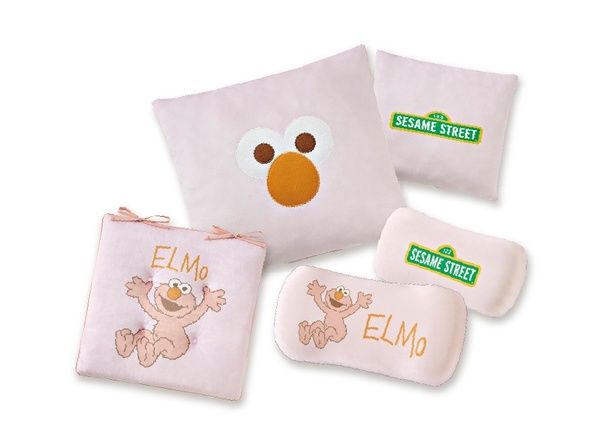 ピンクで統一されたエルモのクッションシリーズ