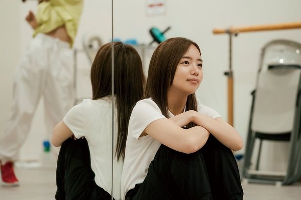 【写真を見る】『恋愛裁判』で訴えられるアイドル山岡真衣役を演じるのは、元・日向坂46の齊藤京子 [c]2025「恋愛裁判」製作委員会