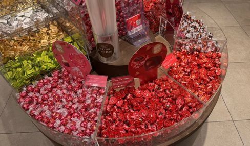【京都駅】なめらかな口どけのチョコで世界を魅了 量り売り可「リンツ コトチカ京都店」 | TRILL【トリル】