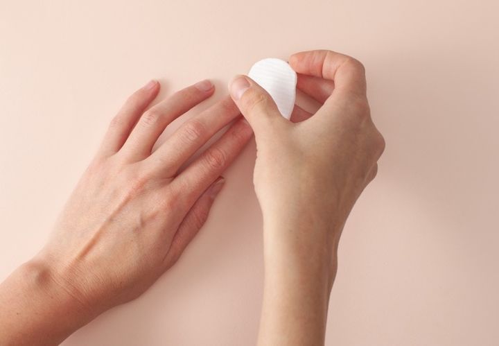 ネイルケア コットンで爪を拭き取る様子