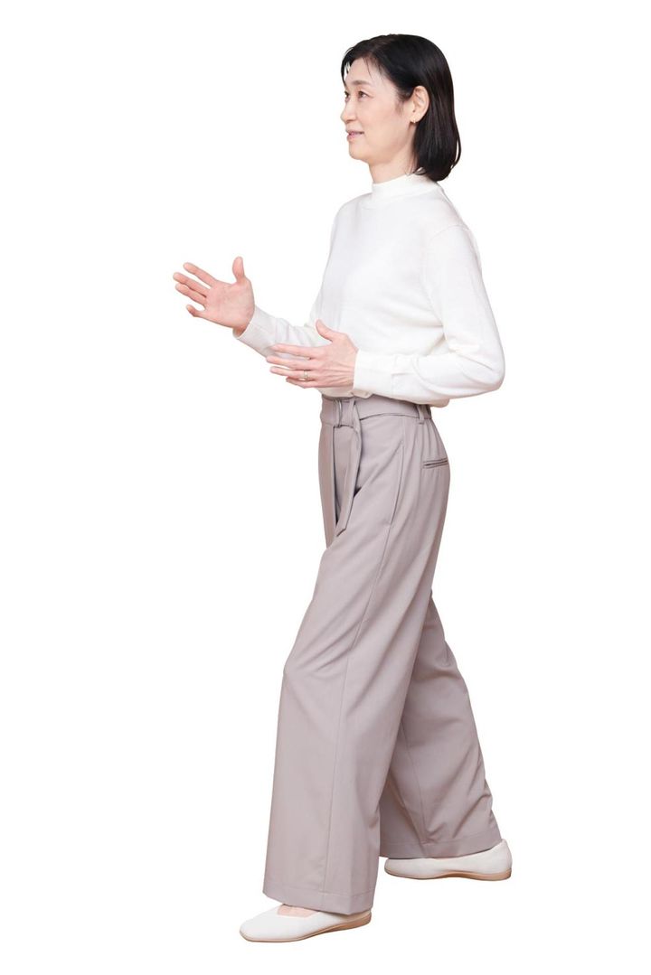 目線はやや上に