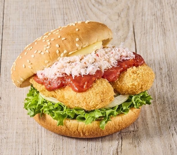 「オオズワイガニのクリームコロッケバーガー～濃厚トマトソース」