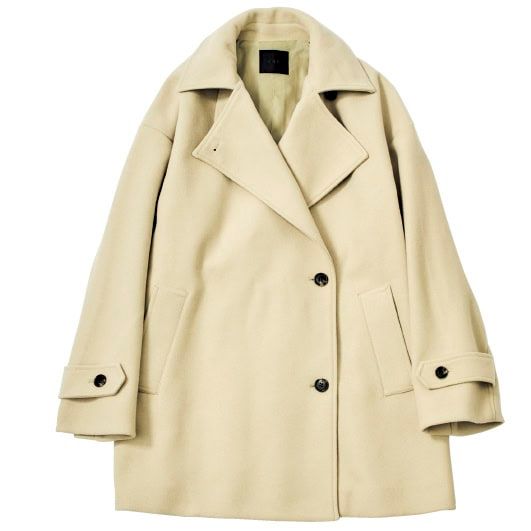 ビッグカラー仕様が顔周りを華やかに演出するミドル丈コート。上品なフォギーベージュ。¥15,950（ケービーエフ／ケービーエフ ルミネエスト新宿店）