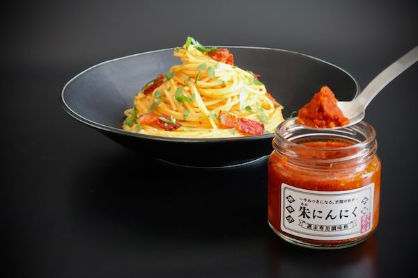 週末専用調味料「朱にんにく」が公式ECで全国販売開始。40年以上愛される祖母の味。