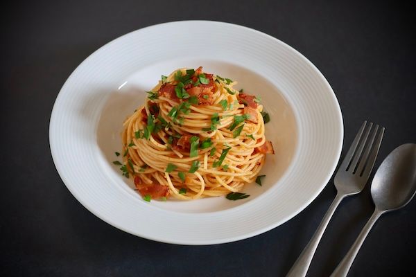 週末専用調味料「朱にんにく」が公式ECで全国販売開始。40年以上愛される祖母の味。