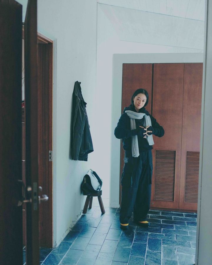 冬の黒こそ、上質にこだわる。カシミアの深みで日常着を格上げ【市川実和子さんが着る冬のスタンダード】