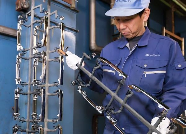 高級自動車のめっき技術をヘアケアへ。静電気を抑える「プラチナモノコーム」が発売