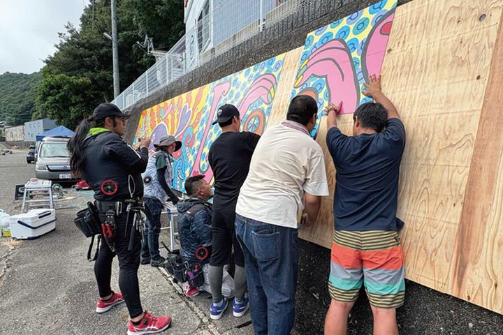 国道42号線の新名所！ガレージアトリエから生まれた巨大壁画「LOVE＆Everyday」