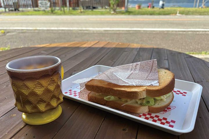 国道42号線の新名所！ガレージアトリエから生まれた巨大壁画「LOVE＆Everyday」