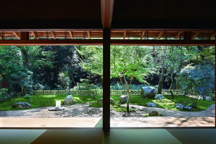 大阪花博（1990年）、淡路花博（2000年）などの植栽を手掛けた岩知道寿夫が設計した美しい日本庭園。