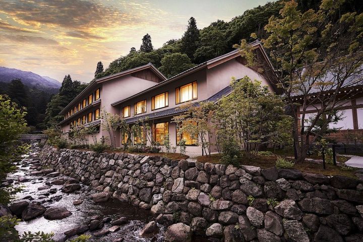 永平寺駅からは徒歩5分。永平寺川の畔にある。