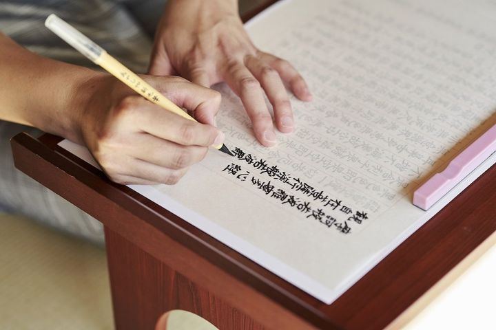 筆先に集中していると、いつの間にか無心になれる写経体験。