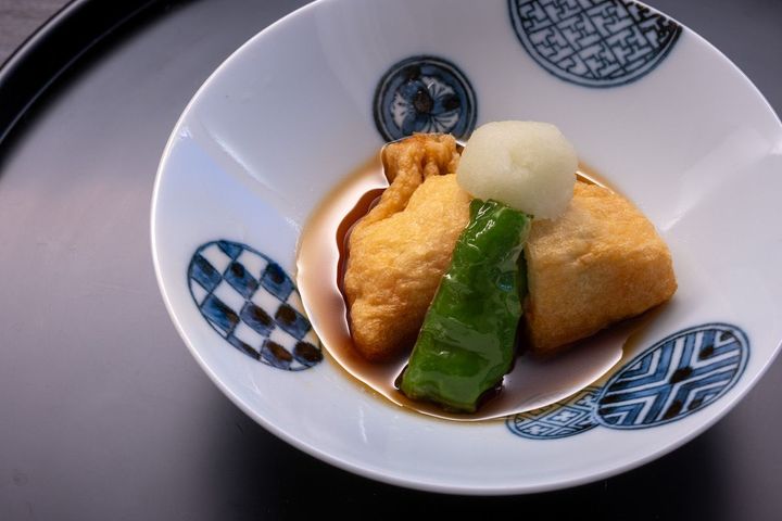 伝統の精進料理には、肥料や農薬を使わず、土も耕さない「自然農」に取り組む生産者から届く食材を使う。