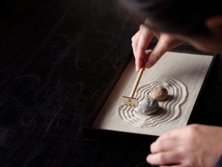 小さな箱庭の中で、砂と岩を使って自分の思いを表現するミニチュア枯山水体験。