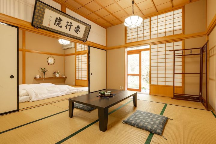 宿泊人数に応じてさまざまなサイスの和室を用意。