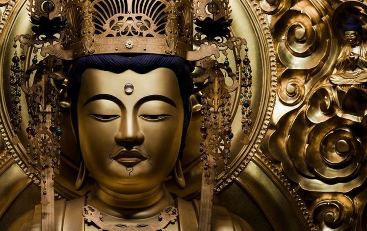 鎌倉時代の作と言われる本尊・弥勒菩薩像。2008年に修復されて黄金の輝きを取り戻した。