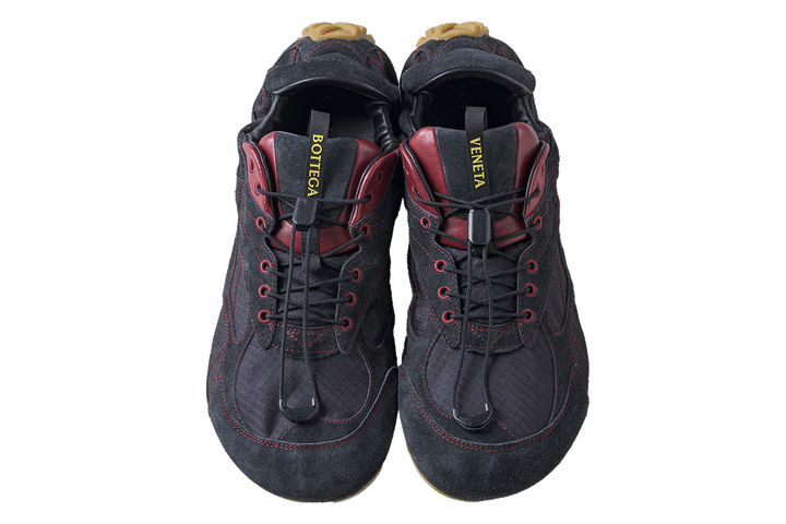 〈ボッテガ・ヴェネタ〉のスニーカー