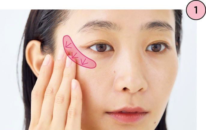 【1】ハイライトパウダーを指塗り