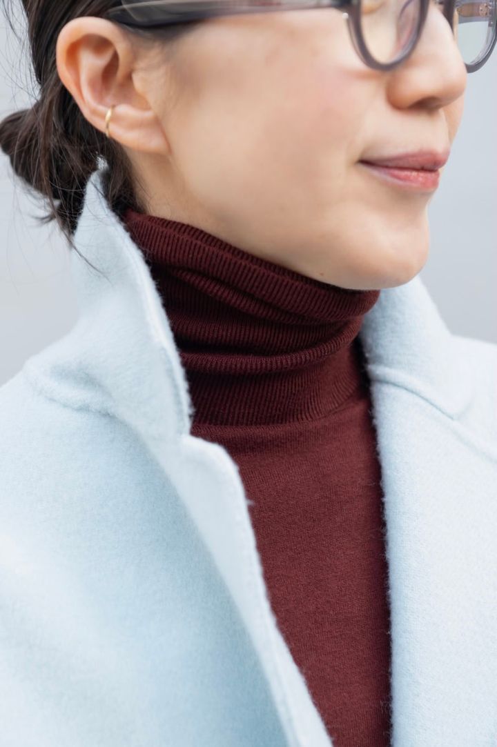 ボルドーのハイネックニットを締め色に