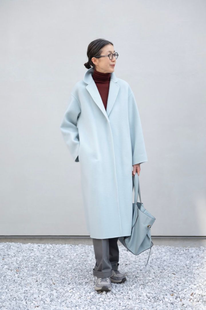 コート...ソージュ、ニット...ザラ、パンツ...アローズ、シューズ...ザラ、バッグ...J&M DAVIDSON