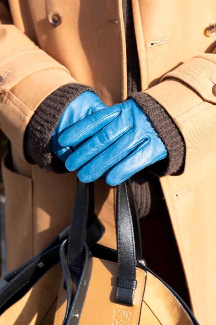 目の覚めるようなブルーの「ズッカ」の手袋