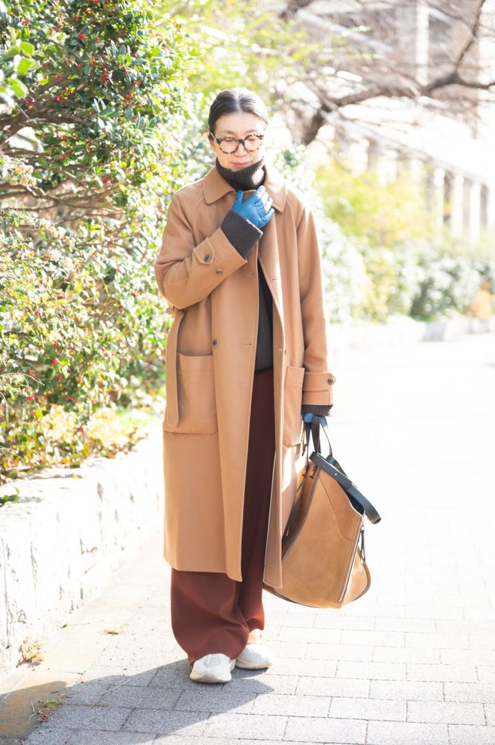 コート...J&MDAVIDSON、茶リブニット...イッセイミヤケ、パンツ...ソージュ、バッグ...ロエベ、シューズ...ニューバランス、グローブ...ズッカ