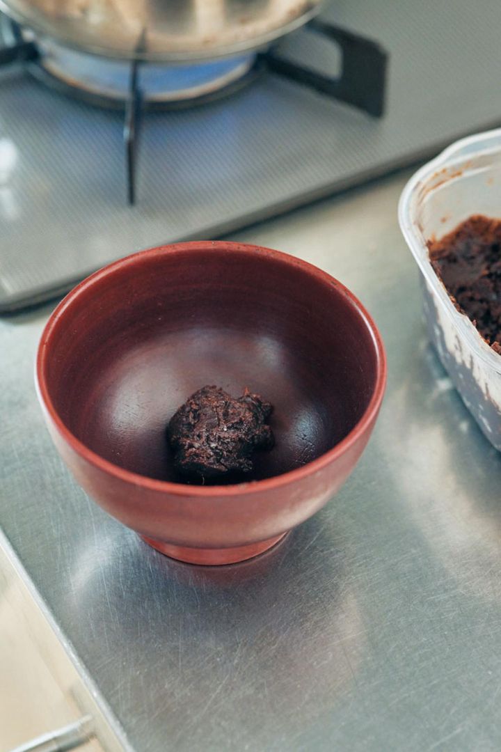 みそ汁はだしを小鍋にとり分け、鰹だしと具材をプラス、お椀でみそを溶けば、みそ汁自体を再加熱しないので、多めにつくった翌日もおいしく食べられます。