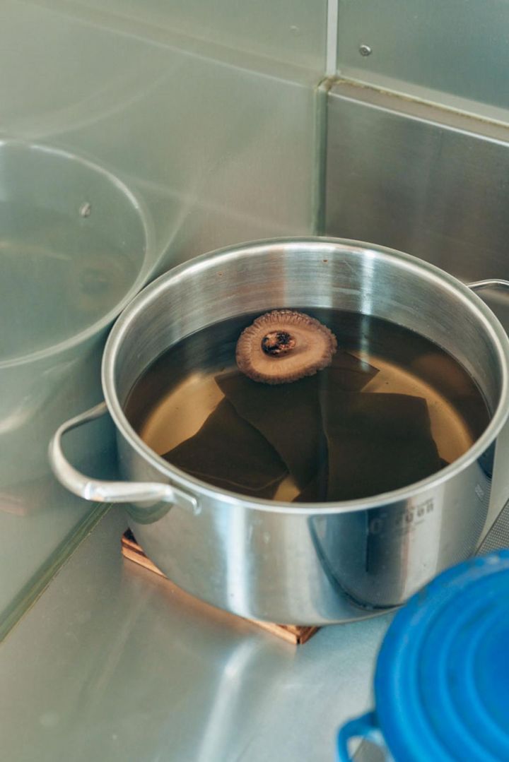 昆布としいたけのだしが入った大鍋。使ったら水を注ぎ足し、そのつど火を入れながら数日使用します。