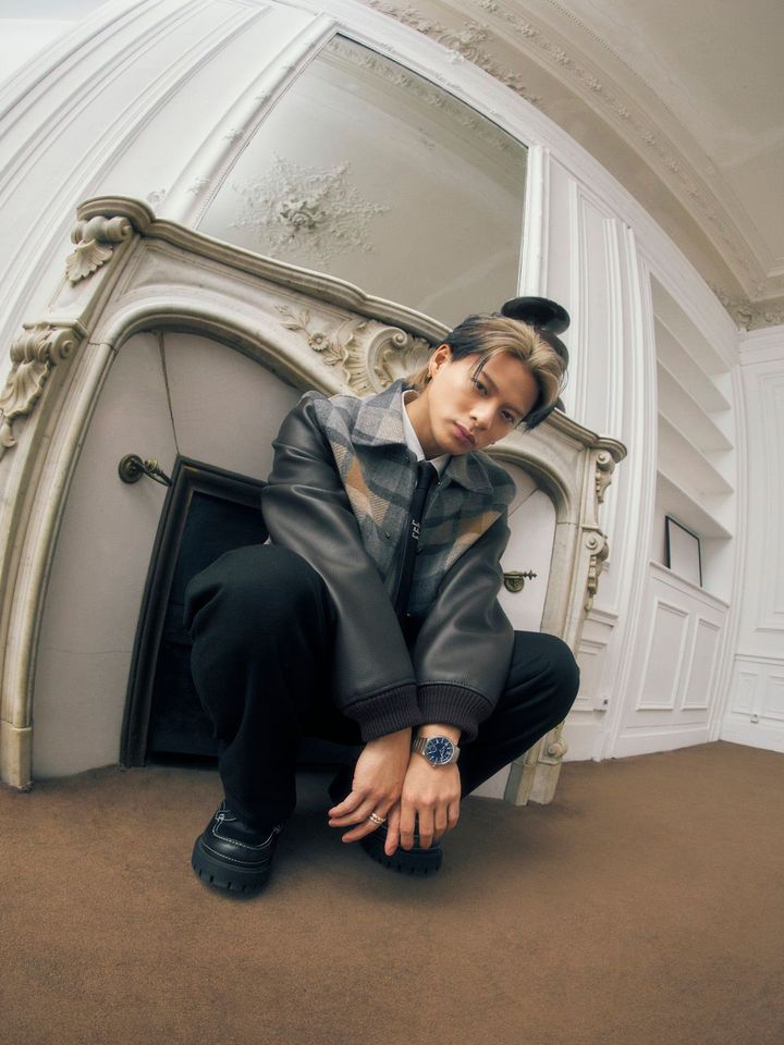 ジャケット¥913,000 シャツ¥168,300 パンツ¥218,900 ネクタイ¥38,500 ブーツ¥245,300 ピアス「ル ダミエ ドゥ ルイ・ヴィトン」¥770,000 リング「ル ダミエ ドゥ ルイ・ヴィトン」）イエローゴールド×ダイヤモンド) ¥1,518,000 （ホワイトゴールド×ダイヤモンド）¥709,500 ウォッチ「タンブール オトマティック スティール ブルー」¥3,179,000