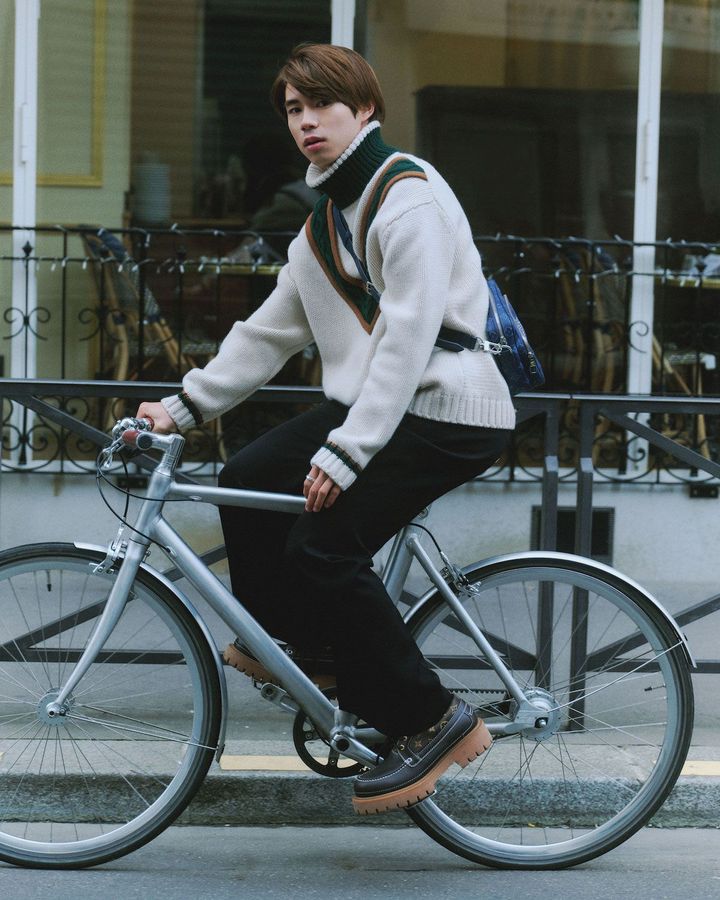 ニット¥291,500 パンツ¥195,800 シューズ¥199,100 バッグ「ナイル」¥422,400 リング「ル ダミエ ドゥ ルイ·ヴィトン」（ホワイトゴールド×ダイヤモンド）¥1,595,000