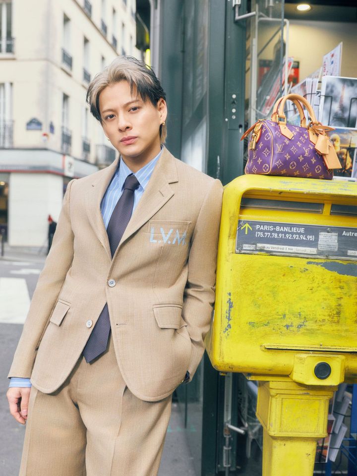 ジャケット¥561,000 シャツ¥213,400 パンツ¥253,000 ネクタイ¥36,300 バッグ「スピーディ P9 バンドリエール 20」 ¥1,826,000 ピアス「ル ダミエ ドゥ ルイ・ヴィトン」¥770,000 リング「ル ダミエ ドゥ ルイ・ヴィトン」（イエローゴールド×ダイヤモンド）¥1,518,000 （ホワイトゴールド×ダイヤモンド） ¥709,500