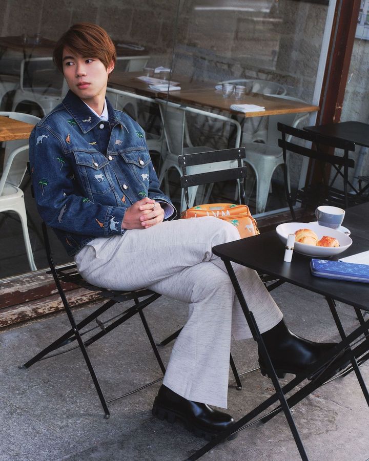 デニムシャツ¥720,500 シャツ¥213,400 パンツ¥291,500 ネクタイ¥36,300 ブーツ¥216,700 バッグ｢LV × ザ・ダージリン リミテッド ナイル GM｣¥709,500 リング｢ル ダミエ ドゥ ルイ・ヴィトン｣（ホワイトゴールド×ダイヤモンド）¥1,595,000 ウォレット「ジッピー･ウォレット ホリゾンタル」（日本限定）¥145,200 LV バーム 000 インフィニット ドリーマー¥23,100