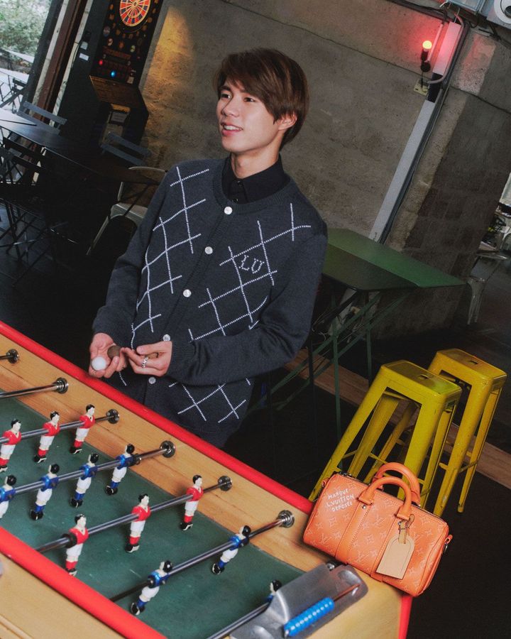 カーディガン¥369,600 シャツ¥233,200 パンツ¥195,800 バッグ｢キーポル・バンドリエール 25｣ ¥404,800、リング「ル ダミエ ドゥ ルイ・ヴィトン」（ホワイトゴールド×ダイヤモンド）¥1,595,000