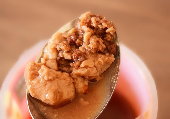 口に入れた瞬間に酸味が広がり、続いて豆板醤や唐辛子を思わせるしっかりとした辛さが追いかけてきます。